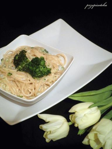Zdjęcie - Spaghetti cztery sery z brokułem - Przepisy kulinarne ze zdjęciami