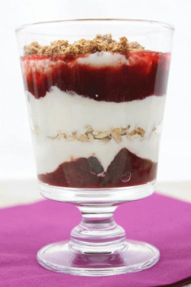 Zdjęcie - Deser ze śliwkami i jogurtem greckim - Przepisy kulinarne ze zdjęciami