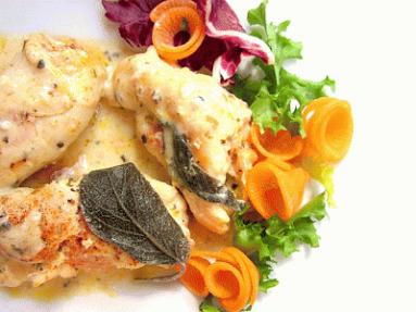 Zdjęcie - Roladki drobiowe z szynką i serem w winnym sosie - Przepisy kulinarne ze zdjęciami