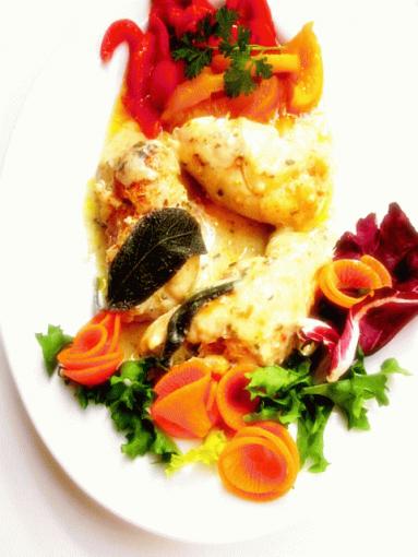Zdjęcie - Roladki drobiowe z szynką i serem w winnym sosie - Przepisy kulinarne ze zdjęciami