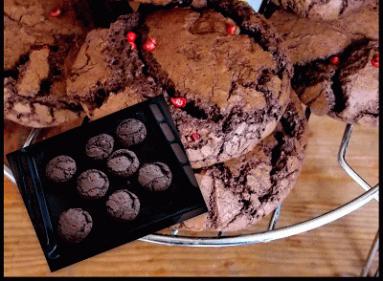 Zdjęcie - Ciasteczka mocno czekoladowe z czerwonym pieprzem - Przepisy kulinarne ze zdjęciami