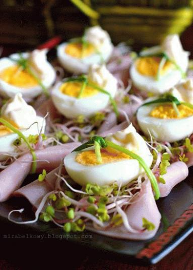 Zdjęcie - Jajka w zielonych gniazdkach - Przepisy kulinarne ze zdjęciami