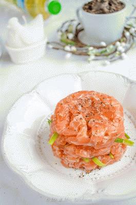 Zdjęcie - Tatar z łososia na łodygach szczypiorku - Przepisy kulinarne ze zdjęciami