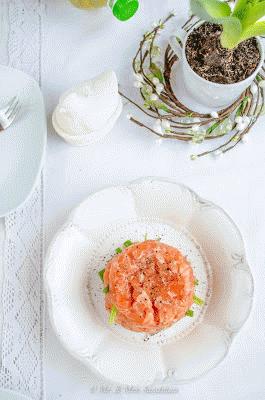 Zdjęcie - Tatar z łososia na łodygach szczypiorku - Przepisy kulinarne ze zdjęciami