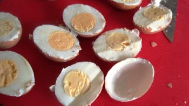 Zdjęcie - Jajka faszerowane na ciepło - Przepisy kulinarne ze zdjęciami