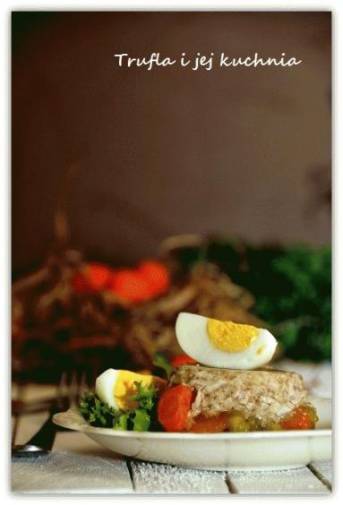 Zdjęcie - Drobiowa galaretka z  jajkiem - Przepisy kulinarne ze zdjęciami