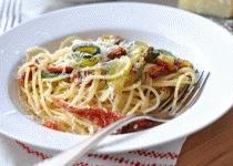 Zdjęcie - Makaron z cukinią i suszonymi pomidorami - Przepisy kulinarne ze zdjęciami