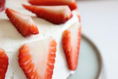 Zdjęcie - Tort lekko waniliowy z truskawkami - Przepisy kulinarne ze zdjęciami