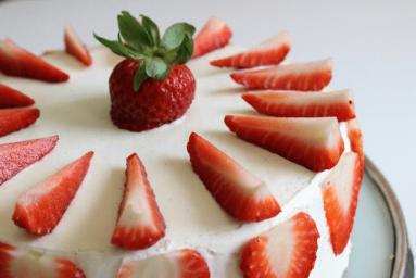 Zdjęcie - Tort lekko waniliowy z truskawkami - Przepisy kulinarne ze zdjęciami
