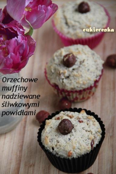 Zdjęcie - Orzechowe muffiny nadziewane śliwkowymni powidłami - Przepisy kulinarne ze zdjęciami