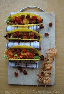 Zdjęcie - Tacos z salsą z pomidorów, awokado i papryki serwowane z chorizo i grillowanymi krewetkami - Przepisy kulinarne ze zdjęciami