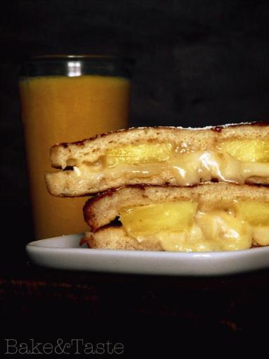Zdjęcie - Tosty francuskie z karmelizowanym ananasem i camembertem - Przepisy kulinarne ze zdjęciami