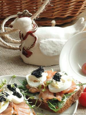 Zdjęcie - Kanapka z ziołowym twarożkiem, łososiem i kawiorem - Przepisy kulinarne ze zdjęciami