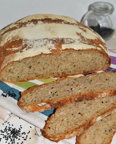 Zdjęcie - Chleb orkiszowy z czarnuszką na zakwasie żytnim - Przepisy kulinarne ze zdjęciami