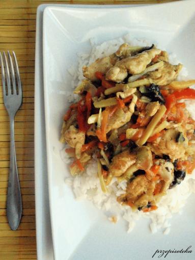 Zdjęcie - Kurczak z warzywami i grzybami mung po chińsku - Przepisy kulinarne ze zdjęciami