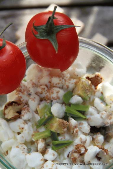 Zdjęcie - Serek wiejski z warzywami, orzechami i olejem lnianym - Przepisy kulinarne ze zdjęciami