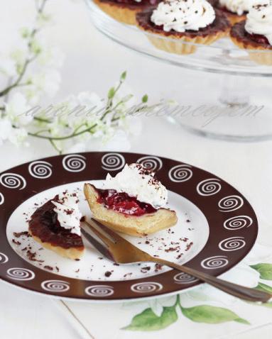 Zdjęcie - Babeczki czekoladowo-wiśniowe - Przepisy kulinarne ze zdjęciami