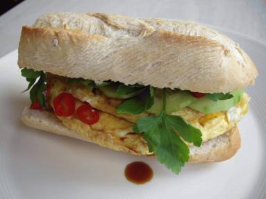 Zdjęcie - Bánh mì z omletem - Przepisy kulinarne ze zdjęciami