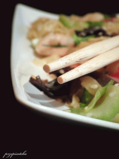 Zdjęcie - Makaron jajeczny z krewetkami i warzywami - Przepisy kulinarne ze zdjęciami