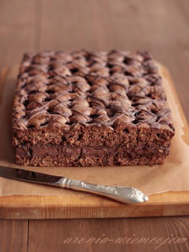 Zdjęcie - Brownies migdałowo-wiśniowe z masą budyniową - Przepisy kulinarne ze zdjęciami