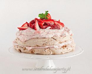 Zdjęcie - Pralinowy tort bezowy z truskawkami - Przepisy kulinarne ze zdjęciami