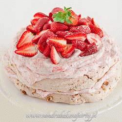 Zdjęcie - Pralinowy tort bezowy z truskawkami - Przepisy kulinarne ze zdjęciami