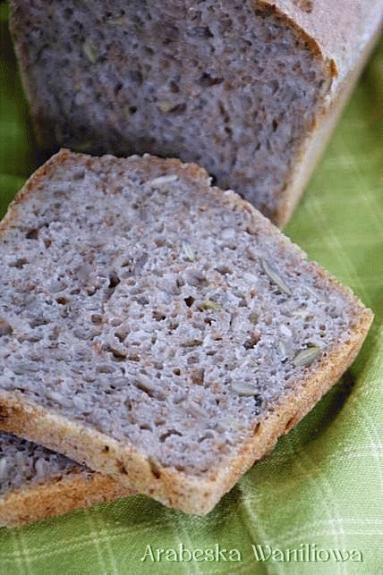 Zdjęcie - Domowy chleb z ziarnami na zakwasie - Przepisy kulinarne ze zdjęciami