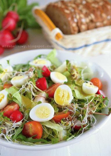 Zdjęcie - Wiosenna sałatka z jajkami przepiórczymi, rzodkiewką i kiełkami - Przepisy kulinarne ze zdjęciami