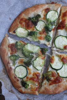 Zdjęcie - pizza z cukinią i brokułami - Przepisy kulinarne ze zdjęciami