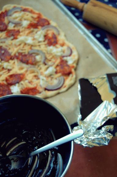 Zdjęcie - Pizza z ostrym chorizo, czerwoną cebulą, mozzarellą i gorzką czekoladą - Przepisy kulinarne ze zdjęciami