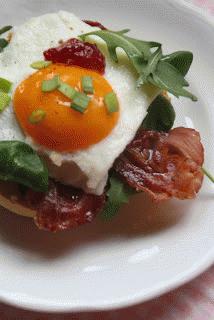 Zdjęcie - grzanka z bekonem i jajkiem sadzonym - Przepisy kulinarne ze zdjęciami