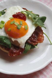 Zdjęcie - grzanka z bekonem i jajkiem sadzonym - Przepisy kulinarne ze zdjęciami