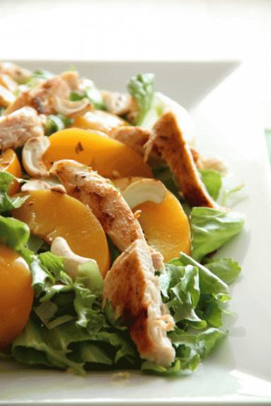 Zdjęcie - Sałatka z grilowanym kurczakiem i brzoskwiniami - Przepisy kulinarne ze zdjęciami