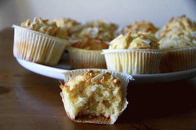 Zdjęcie - Proste muffiny  kokosowo-ananasowe - Przepisy kulinarne ze zdjęciami