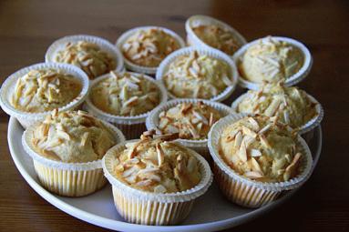 Zdjęcie - Proste muffiny  kokosowo-ananasowe - Przepisy kulinarne ze zdjęciami