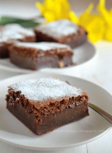 Zdjęcie - "Magiczne" ciasto czekoladowe - Przepisy kulinarne ze zdjęciami