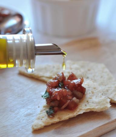 Zdjęcie - Domowe krakersy z oliwą i parmezanem - Przepisy kulinarne ze zdjęciami