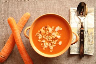 Zdjęcie - Zupa marchewkowa z prażonymi migdałami - Przepisy kulinarne ze zdjęciami