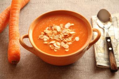 Zdjęcie - Zupa marchewkowa z prażonymi migdałami - Przepisy kulinarne ze zdjęciami