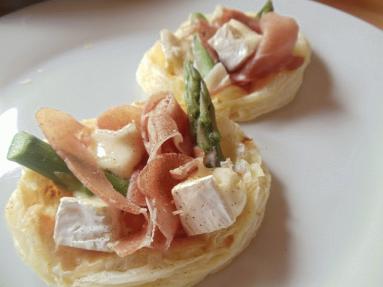 Zdjęcie - tartaletki ze szparagami, szynką parmeńską i camembertem - Przepisy kulinarne ze zdjęciami