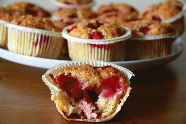 Zdjęcie - Muffiny z  truskawkami - Przepisy kulinarne ze zdjęciami