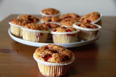 Zdjęcie - Muffiny z  truskawkami - Przepisy kulinarne ze zdjęciami
