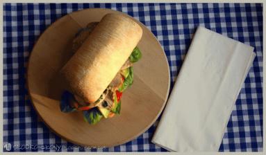 Zdjęcie - Kanapka z ciabatty z polędwicą, pieczoną papryką i avocado - Przepisy kulinarne ze zdjęciami