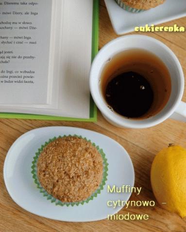 Zdjęcie - Muffiny cytrynowo - miodowe z otrębami - Przepisy kulinarne ze zdjęciami