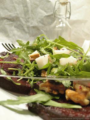 Zdjęcie - Sałatka z pieczonych buraków z kardamonem i kozim serem - Przepisy kulinarne ze zdjęciami
