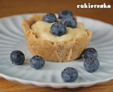 Zdjęcie - Mini tarty ciasteczkowe z budyniowym kremem i owocami - Przepisy kulinarne ze zdjęciami