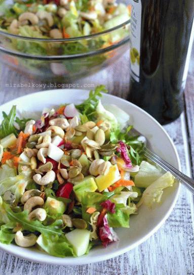 Zdjęcie - Chrrrupiąca sałatka z wiosennych warzyw, pestek dyni i nerkowców - Przepisy kulinarne ze zdjęciami