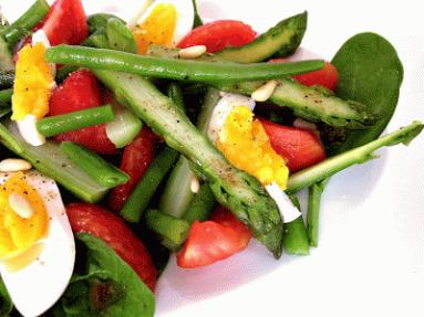 Zdjęcie - Sałatka szparagowa z jajkiem i pomidorem - Przepisy kulinarne ze zdjęciami