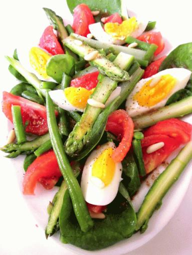 Zdjęcie - Sałatka szparagowa z jajkiem i pomidorem - Przepisy kulinarne ze zdjęciami