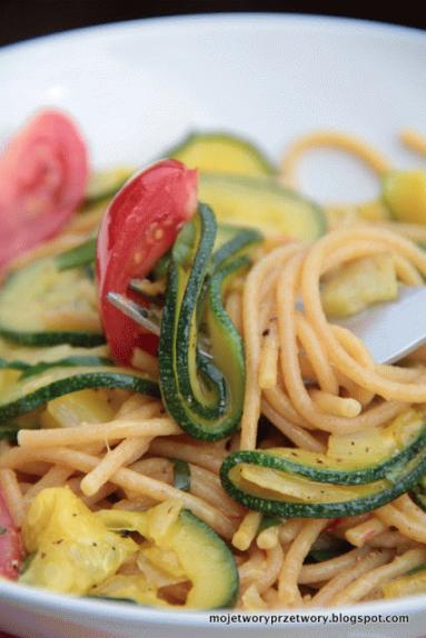Zdjęcie - Makaron spaghetti z cukinią&#160;i szafranem - Przepisy kulinarne ze zdjęciami